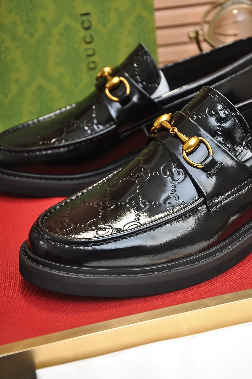 Men's shoes💰540💶Italy's top luxury men's shoe giant (GUCCI) (Gucci) (full cowhide lining) new arrival🍃Original European style🔰 Pleasant to the eye😍In order to make the shoes more durable and non-deformable🌀The production continues to follow traditional methods but there is still no lack of innovation💪Choose original sheepskin for the leather♻️ Smooth and natural And extra bright ⭐Made of imported cowhide, the first choice of rich people 38-45 (45 customized)